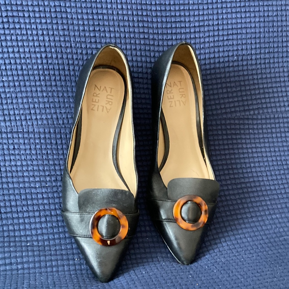 Naturalizer low heel shoe, size 7.